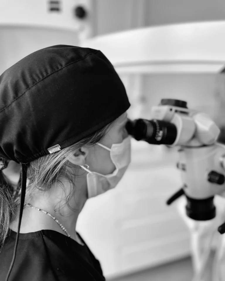 La Dra. Paula Carrilero al microscopio